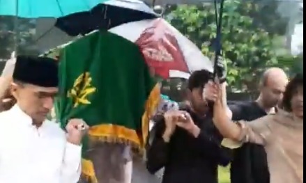 Hujan Deras Iringi Pemakaman Suami Najwa Shihab, Ibrahim Assegaf di TPU Jeruk Purut
